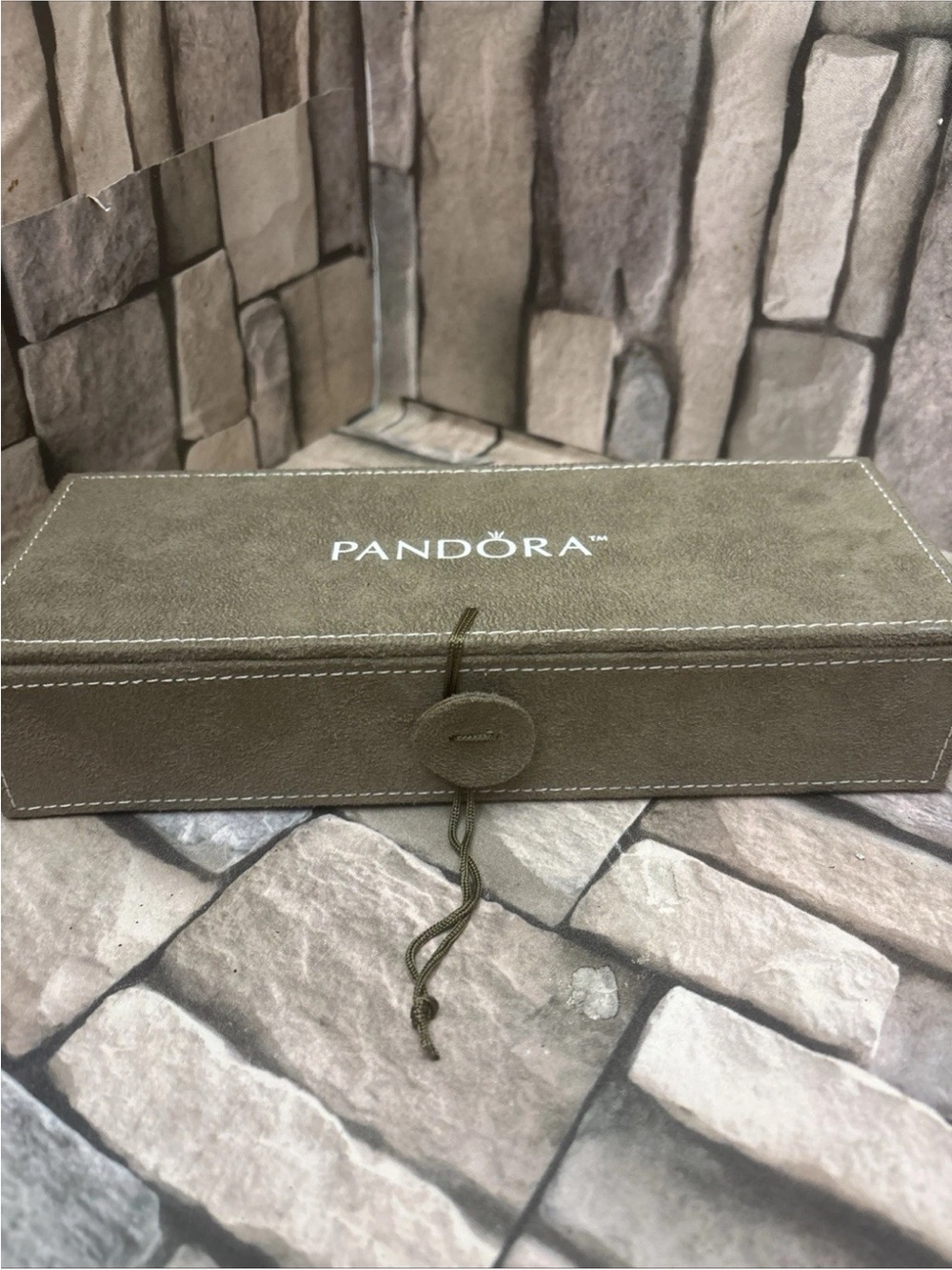 Pandora brown suede jewelry box, specifically designed for charms and bracelets - Picture 2 of 10